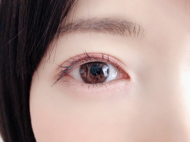 女性の眉毛と目