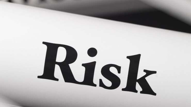 紙に英語で「Risk（リスク）」の文字が書かれている