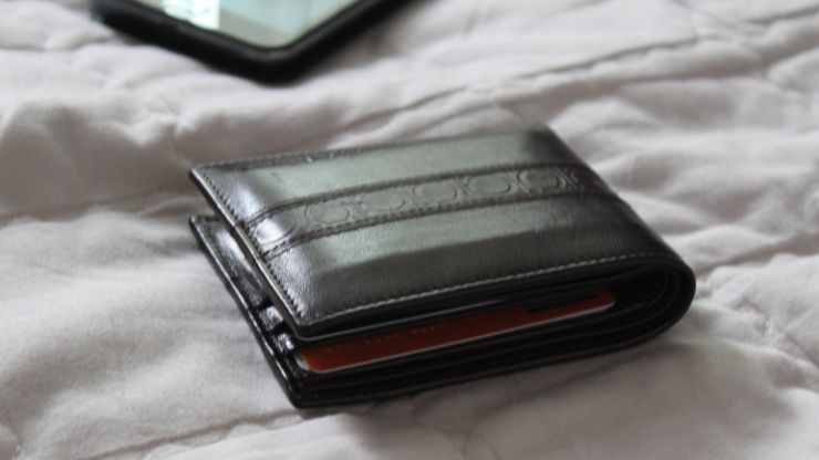 黒い二つ折りの財布
